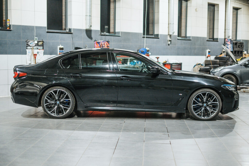 BMW G30 instalacja LPG – profil boczny pojazdu