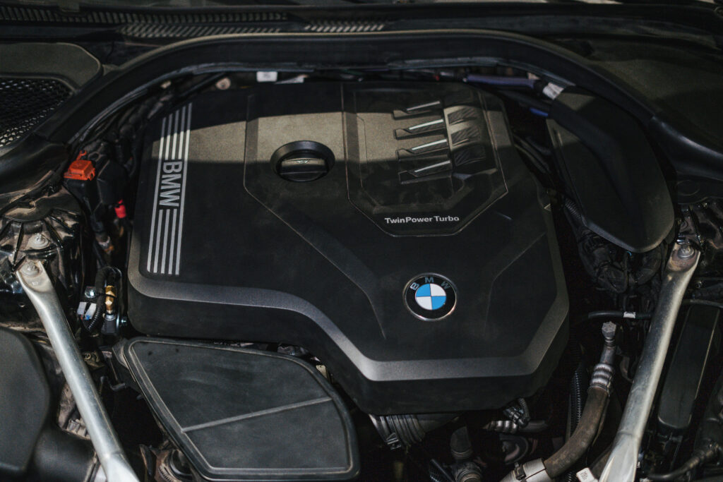 BMW G30 instalacja LPG w komorze silnika