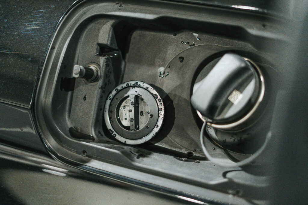 BMW G30 instalacja LPG – wlew gazu pod klapką paliwa