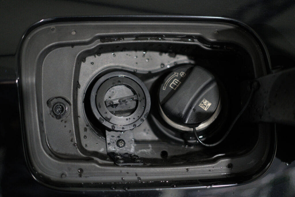 Estetyczny wlew gazu pod fabryczną klapką paliwa w BMW X3 2.0 LPG.