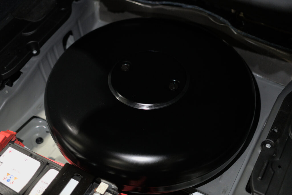 Zbiornik toroidalny 44L zamontowany w podłodze bagażnika BMW X3 2.0 LPG.