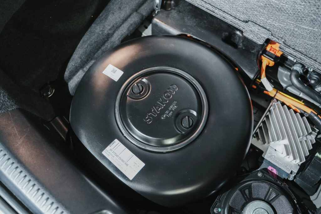 Dyskretny zbiornik toroidalny 28L w Mercedes CLA 250e LPG umieszczony pod podłogą bagażnika.