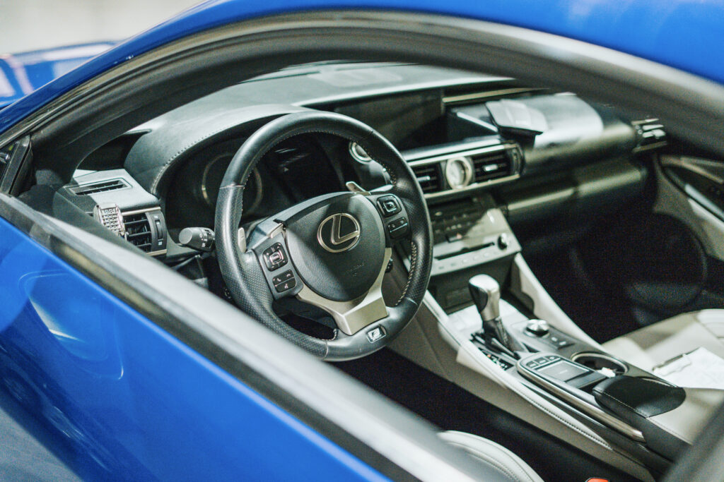 Wnętrze Lexus RC 350 F Sport dyskretny przełącznik instalacji gazowej LPG