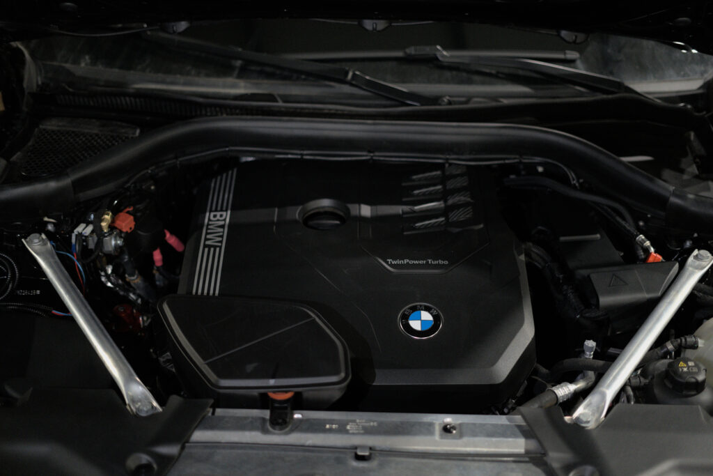 Widok komory silnika BMW X3 2.0 LPG po precyzyjnym montażu instalacji.