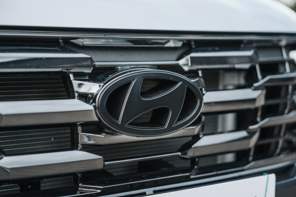 Logo Hyundai na Hyundai Tucson LPG 2026 – nowoczesny SUV 1.6 T-GDI z instalacją gazową LPG